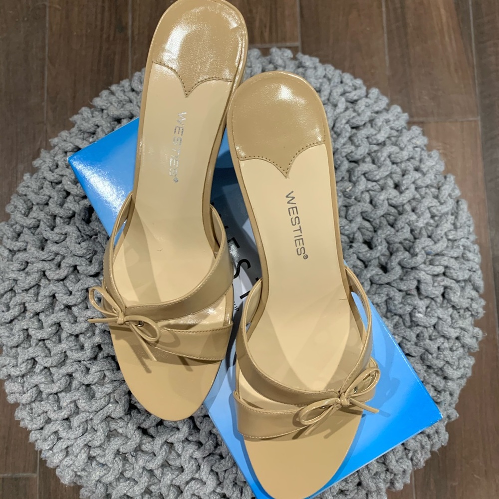 Westies neutral 3 in heels/sandals Sz 8.5 M